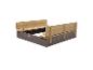 Bac à sable en bois avec bancs pliables, en couleurs marron et bois clair.