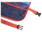 Une sangle rouge avec boucle et un organisateur bleu avec des poches en maille.