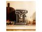 Machine à café De'Longhi avec une tasse d'espresso et un latte.