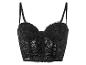 Un soutien-gorge noir orné de dentelle avec des bretelles larges.