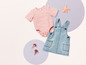 Un body rayé rose et une salopette en jean pour bébés.