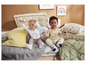 Deux bébés en tenues de bébé adorables jouent sur un lit.