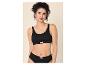 Femme en ensemble bralette et culotte en coton côtelé noir