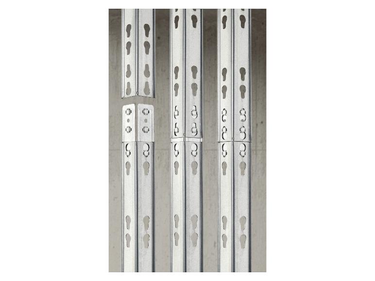 Système d'étagères métalliques avec montants perforés et plaques de connexion.