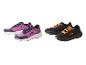 Deux paires de chaussures de course à pied, une paire violette et une paire noire