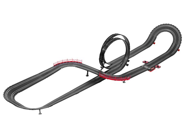 Un circuit de course Carrera avec des virages et un loop-the-loop.