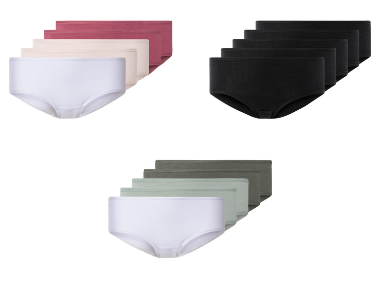 Trois paquets de culottes en coton de différentes couleurs.