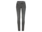 Un jean skinny gris foncé.