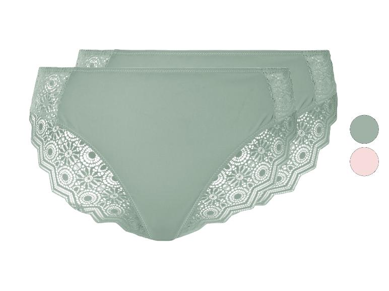 Deux paires de culottes en tissu vert clair avec dentelle.