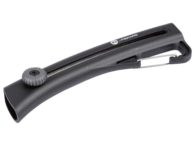 Une scie noire avec un mousqueton, de la marque Fiskars.