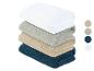 Quatre serviettes de bain en blanc, gris, beige et bleu foncé.