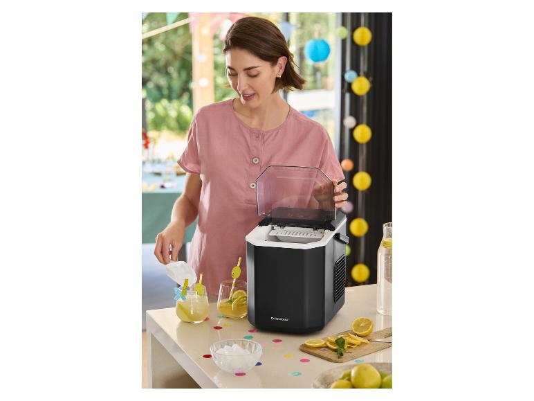 Femme versant de la glace de la machine à glaçons SILVERCREST® dans des boissons.
