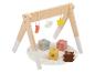 Portique d'activités en bois avec jouets suspendus, blocs et un ours en peluche.
