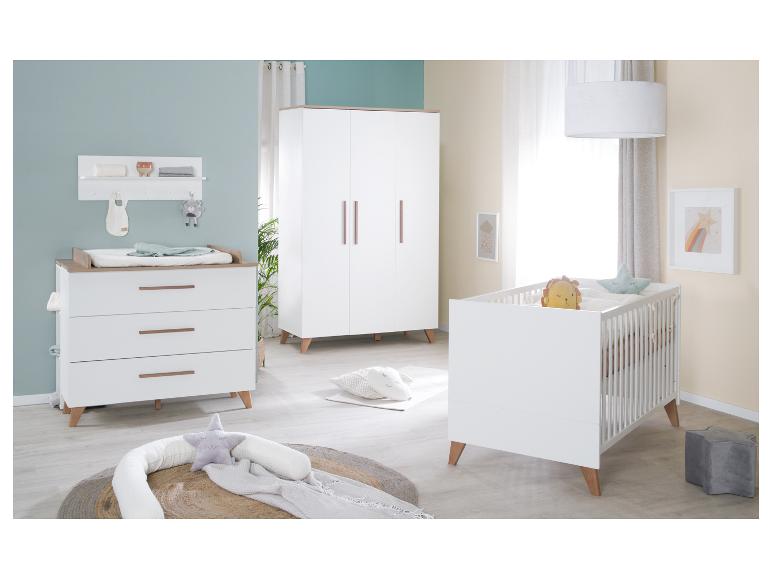 Chambre de bébé moderne avec lit blanc, commode à langer et armoire.