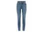Un jean skinny bleu pour femme.