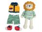 Lion en peluche avec vêtements assortis : veste, short et chaussures.