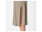 Robe mi-longue beige à fente, style minimaliste.