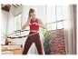 Femme faisant du sport à la maison avec un hula hoop.