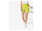 Shorts lime et baskets blanches.