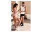 Une femme et un homme en sous-vêtements et en chaussettes sont dans la salle de bain.