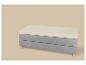 Sommier avec matelas crème et base en tissu gris avec pieds en bois.