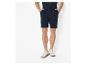 Shorts et baskets pour homme : look décontracté.