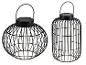 Deux lanternes solaires décoratives en métal noir, une sphérique et une cylindrique.