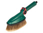Une brosse Parkside verte avec une longue poignée et des poils en fibres naturelles.