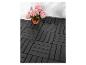 Dalles de terrasse noires avec une plante aux fleurs roses.