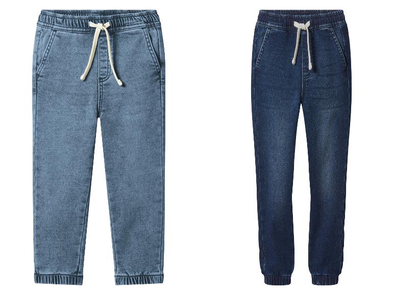 Pantalons jogger en jean pour enfants en bleu clair et foncé.