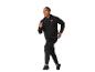 Homme en sweat à capuche et pantalon de survêtement noirs, courant.