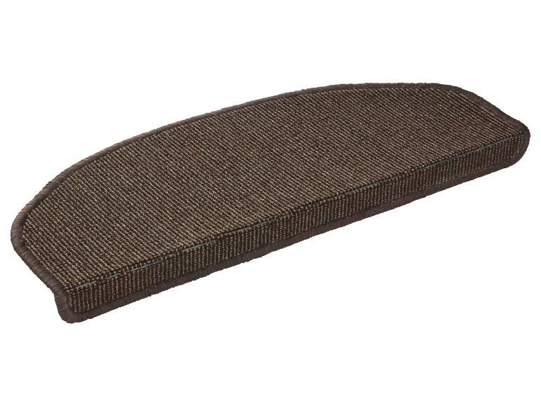 Tapis de marche demi-rond brun foncé.