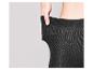 Une main retire des collants noirs.