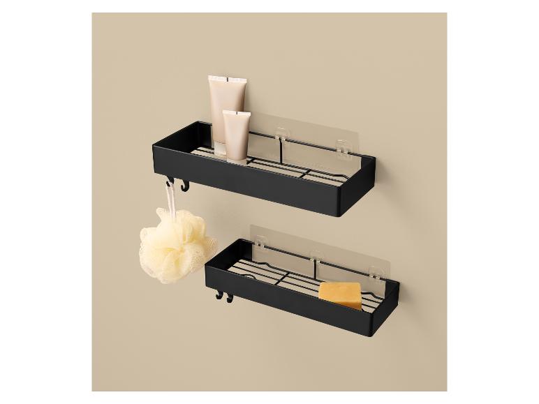 Deux étagères de douche noires avec produits de bain et une fleur de douche suspendue.