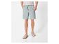 Homme en short gris clair et sabots beiges.