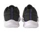 Des chaussures de sport noires avec une semelle blanche.