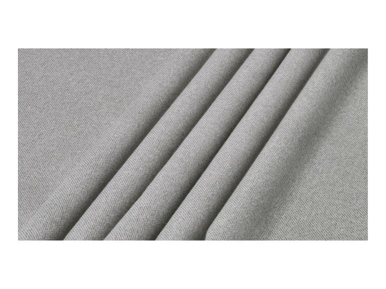 Tissu gris avec tissage visible, disposé en plis.