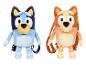 Deux sacs à dos en peluche en forme des personnages Bluey et Bingo.
