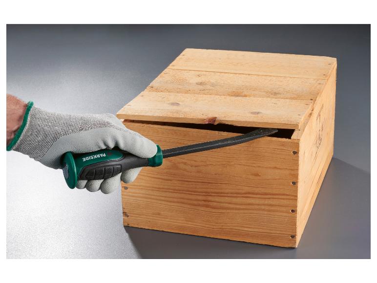Une main tenant un tournevis Parkside ouvre une boîte en bois.