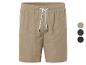 Shorts en tissu gaufré, disponibles en beige, vert foncé et noir.