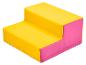 Escalier en mousse à deux marches jaune et rose pour enfants.