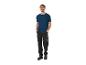 Homme en t-shirt bleu et pantalon de travail noir avec poches.