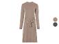 Une robe en maille beige avec une ceinture.