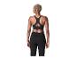 Femme de dos en brassière de sport noire et pantalon de survêtement noir.