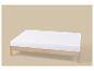 Lit en bois clair avec matelas blanc sur fond beige.