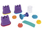Trois châteaux de sable violets avec le logo Kinetic Sand, un moule bleu, un récipient transparent et d'autres formes de sable.
