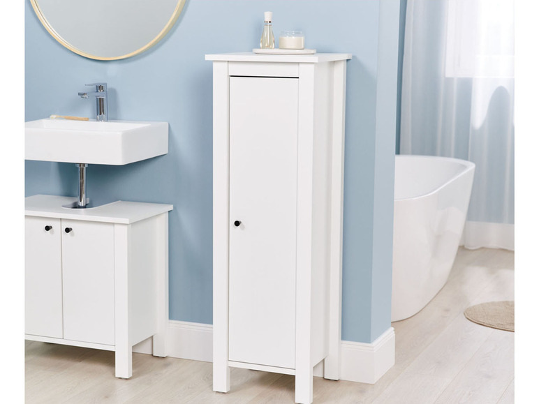 Meuble de salle de bain avec deux portes et une armoire haute.