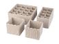 Boîtes de rangement en tissu beige : grands modèles à multiples compartiments et petits modèles carrés.