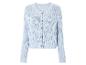Un cardigan bleu clair en tricot avec des boutons.