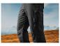 Pantalon de ski noir avec une fermeture éclair en haut de la jambe.